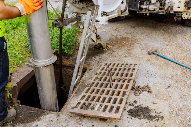 sewage-industrial-cleaning-truck-clean-blockage-sewer-line_73110-8299 (1)